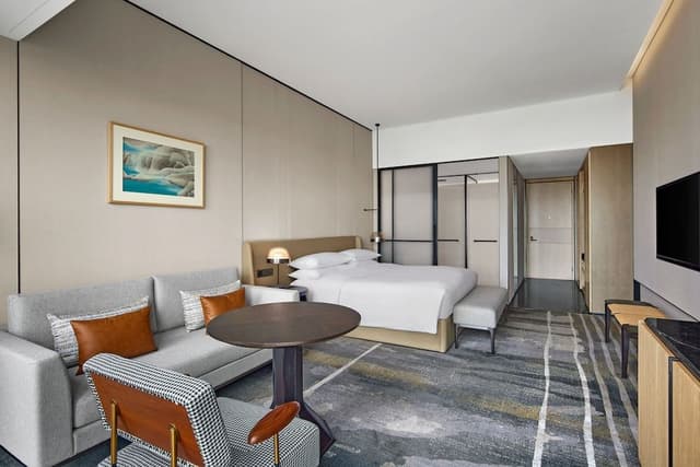 Deluxe Room, 1 King Bed, City View