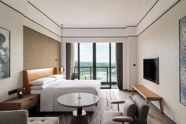 Premier Room, 1 King Bed, Balcony, Lake View