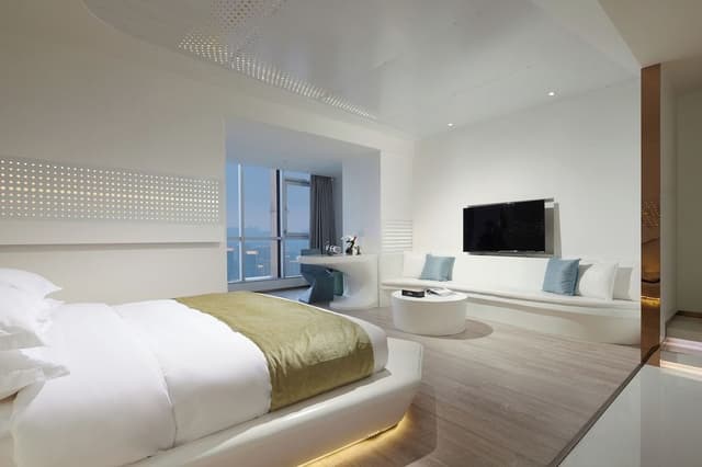 Comfort Suite, 1 Queen Bed, City View