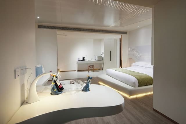 Comfort Suite, 1 Queen Bed, City View