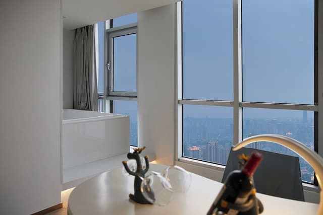 Comfort Suite, 1 Queen Bed, City View