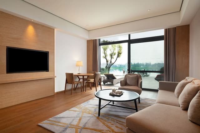 Suite, 1 King Bed, Balcony, Garden View (Ambassador Suite)