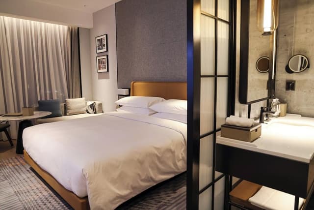 Deluxe Room, 1 King Bed, City View