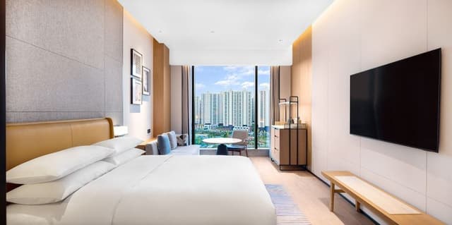 Deluxe Room, 1 King Bed, City View