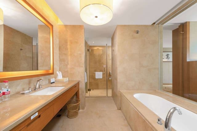 Executive Suite, 1 King Bed, Smoking, Garden View