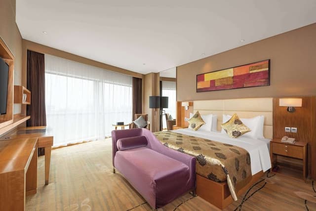 Executive Suite, 1 King Bed, Smoking, Garden View