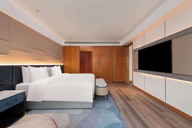 Executive Suite, 1 King Bed, Smoking, Garden View