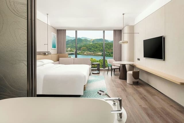 Deluxe Room, 1 King Bed