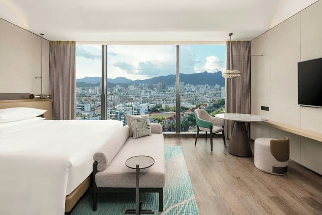 Deluxe Room, 1 King Bed, Mountain View