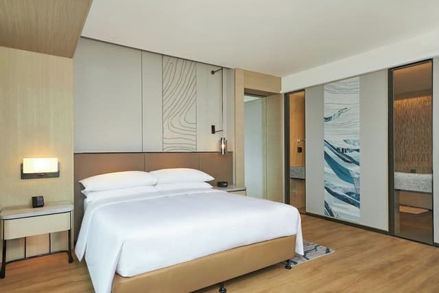 Deluxe Suite, 1 King Bed, City View