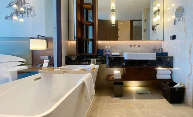 Club Room, 1 King Bed, City View