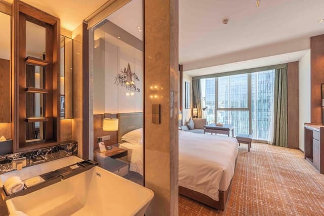 Club Room, 1 King Bed, City View