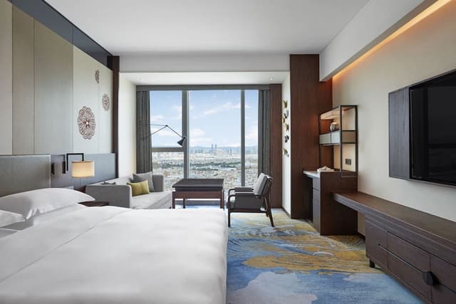 Club Room, 1 King Bed, City View