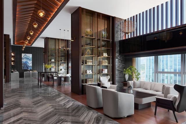 Club Room, 1 King Bed, City View