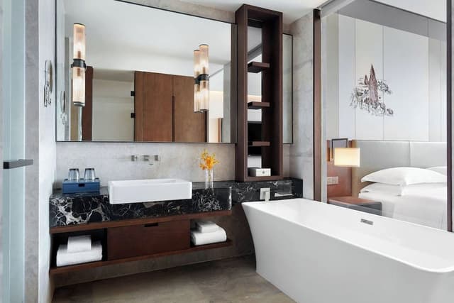Club Room, 1 King Bed, City View