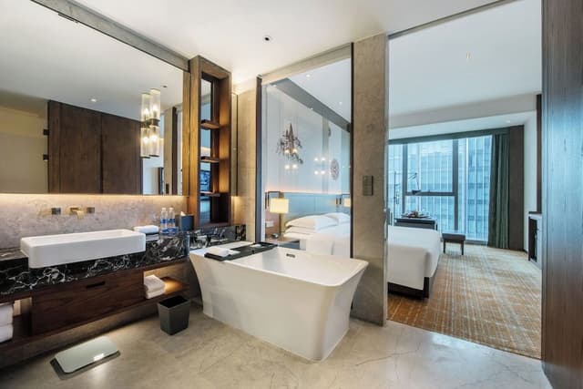 Club Room, 1 King Bed, City View