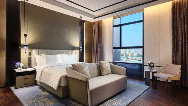 Royal Suite, 1 King Bed, Club Lounge Access, Lake View