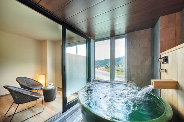 [Momose or Chihako] Natural hot spring with semi open-air bath