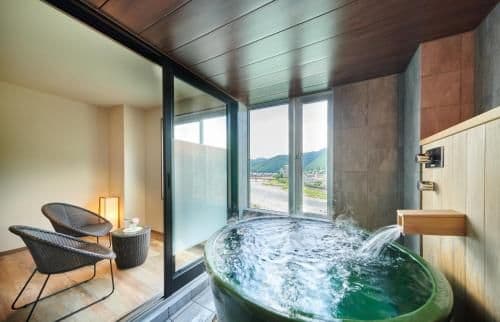 [Momose or Chihako] Natural hot spring with semi open-air bath