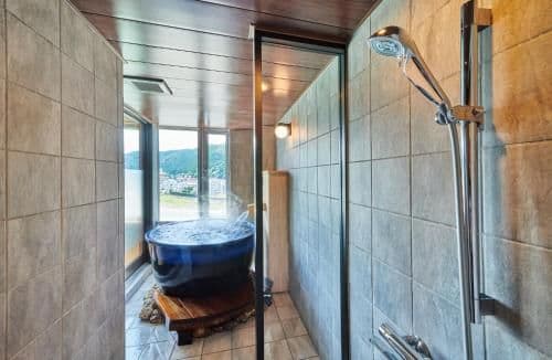 [Momose or Chihako] Natural hot spring with semi open-air bath
