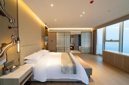 1 King Bed, Suite, City View, Smoking