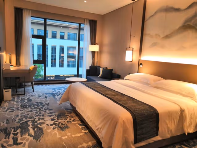 Deluxe Queen Room with Garden View