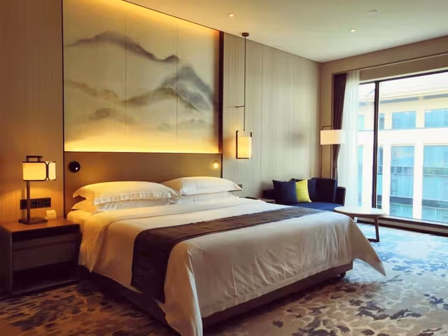 Deluxe Queen Room with Garden View