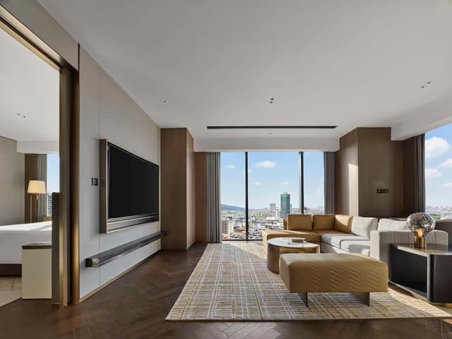 KING DELUXE SUITE