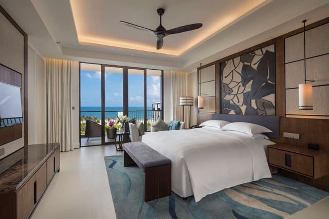 KING DELUXE OCEAN VIEW ROOM