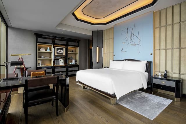 Club Room, 1 King Bed (View)