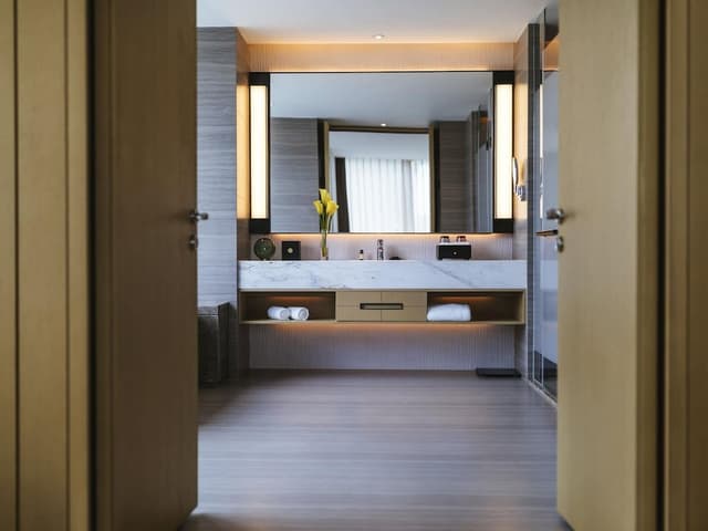 Deluxe Suite, 1 King Bed, Club Lounge Access