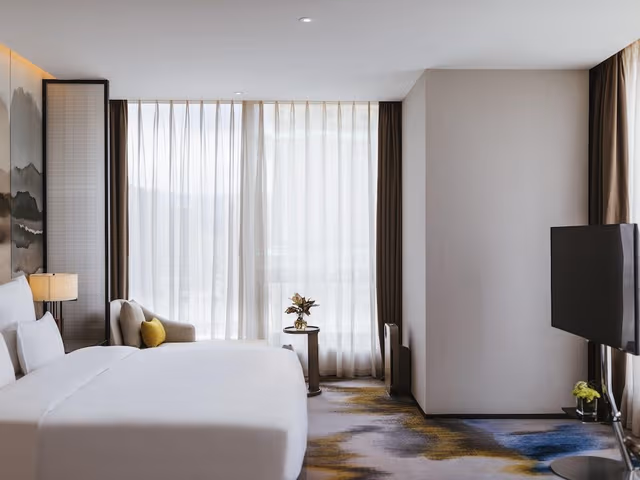 Deluxe Suite, 1 King Bed, Club Lounge Access
