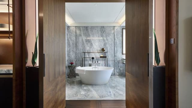 Premium Room, 1 King Bed (HkZhMo Bridge, Club Lounge Access)