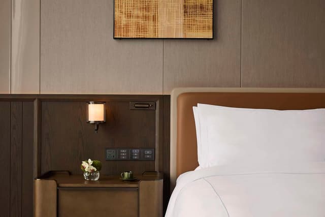 KING DELUXE ROOM WITH FLOATING BATH
