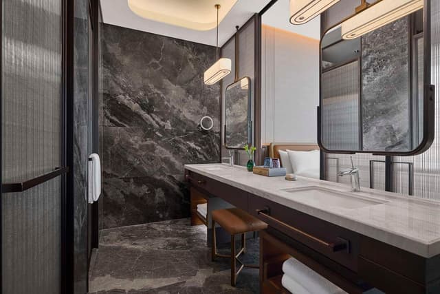 KING DELUXE ROOM WITH FLOATING BATH