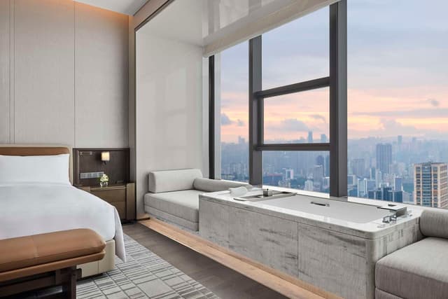KING DELUXE ROOM WITH FLOATING BATH