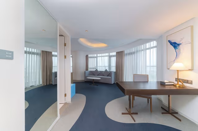 Deluxe Suit Room
