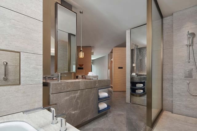 Corner Suite, 1 Bedroom (Executive Lounge Access)