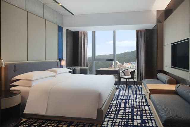 Executive Room, 1 King Bed, City View