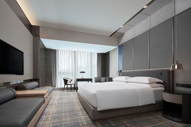 Executive Room, 1 King Bed, City View
