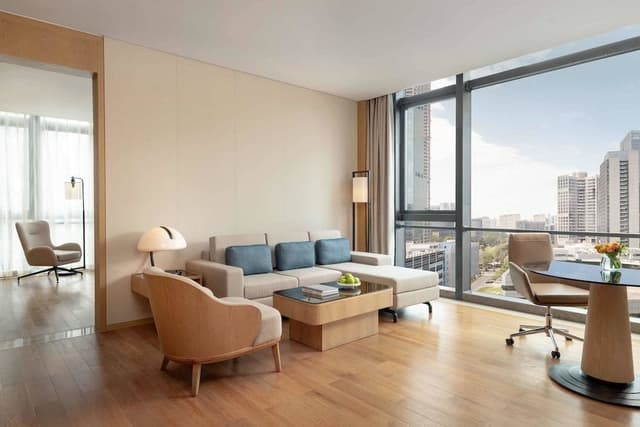 Executive Suite, 1 King Bed, City View