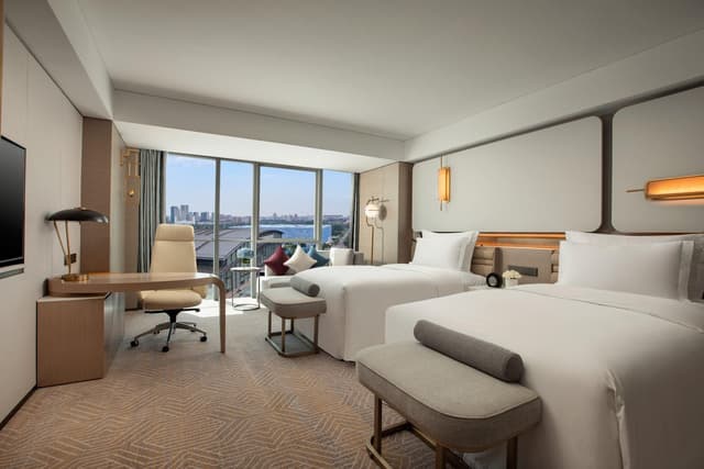 2 Singles Classic Birds Nest View Club Lounge Access