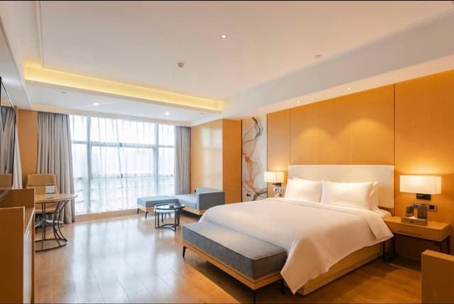 Deluxe Room Queen