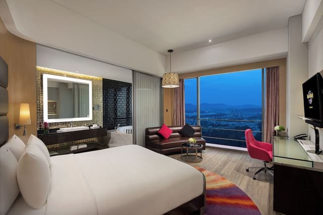 Superior King Room (Large Round Bathtub)