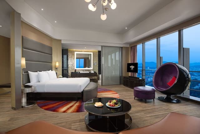 Royal Room, 1 King Bed (Gold)