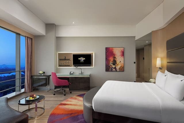 Superior King Room (Large Round Bathtub)