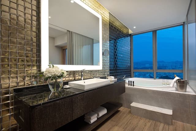 Rock Royalty King Room (Large Round Bathtub) - Executive Lounge Access