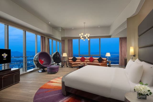 Royal Room, 1 King Bed (Gold)