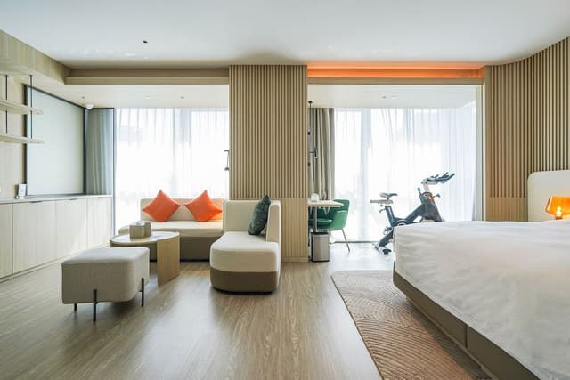 Suite, 1 King Bed (Dynamic Cycling)