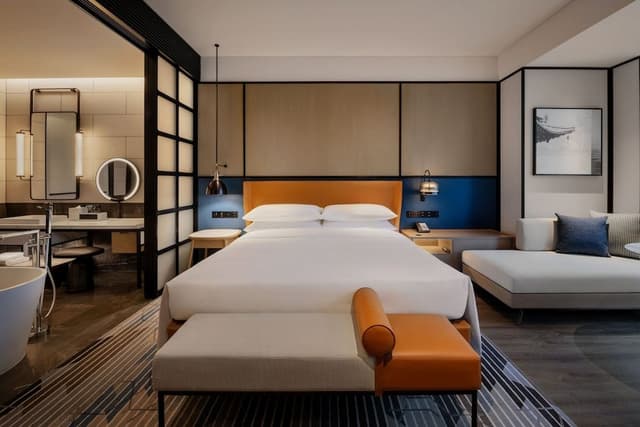 Deluxe Room, 1 King Bed, City View